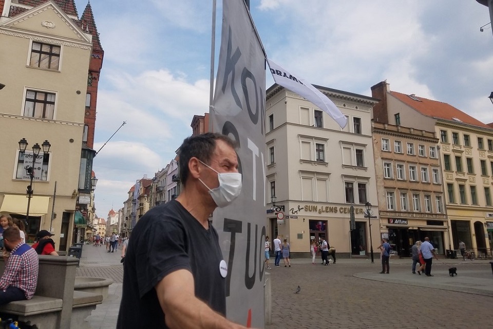 Wojciech Konopacki z transparentem 'Konstytucja"