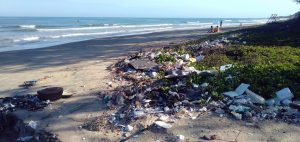 nadmorska plaża pełna śmieci