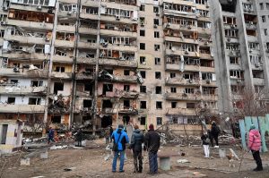 Zbombardowany blok w Kijowie