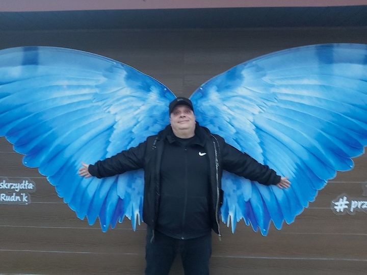 Krzysztof Skiba z niebieskimi skrzydłami