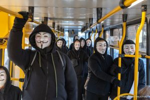 Anonymous w tramwaju