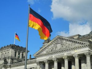 flaga niemiecka na tle niemieckiego parlamentu