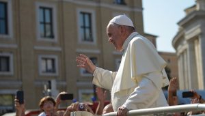 Papież Franciszek błogosławi wiernych z papamobile
