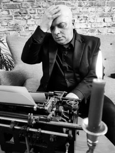 Krzysztof Skiba przy maszynie do pisania