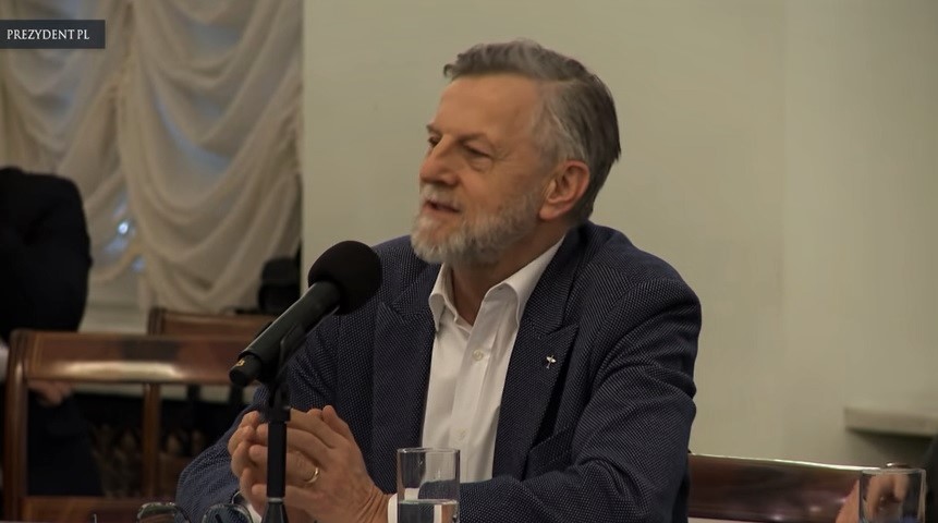 Andrzej Zybertowicz przed mikrofonem