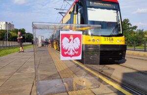 Na przystanku tramwajowym stoi urna wyborcza
