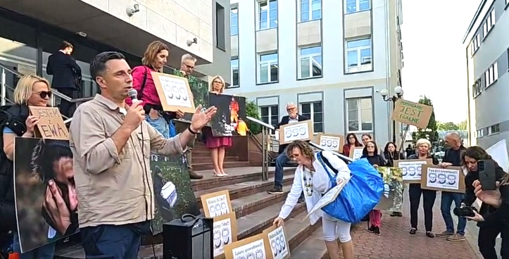 Na schodach przed sądem w Siedlcach stoi grupa aktywistów z transparentami "Pomaganie jest legalne" i "Ewa jest niewinna"